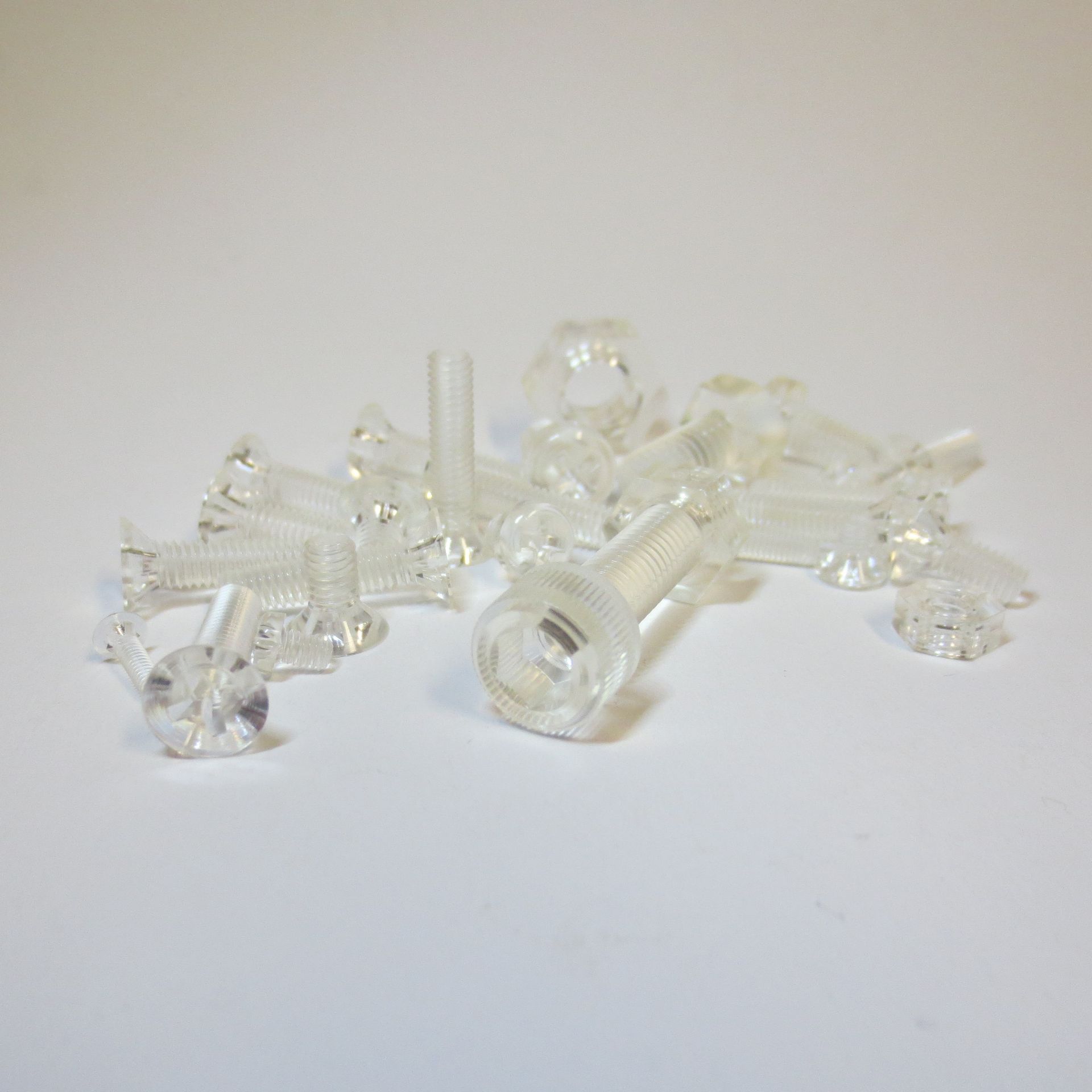 transparente Schrauben, durchsichtige Schrauben, kurzfristig bestellbar, für Elektro, Elektronik, Automotive, Medizin, Hochsicherheit