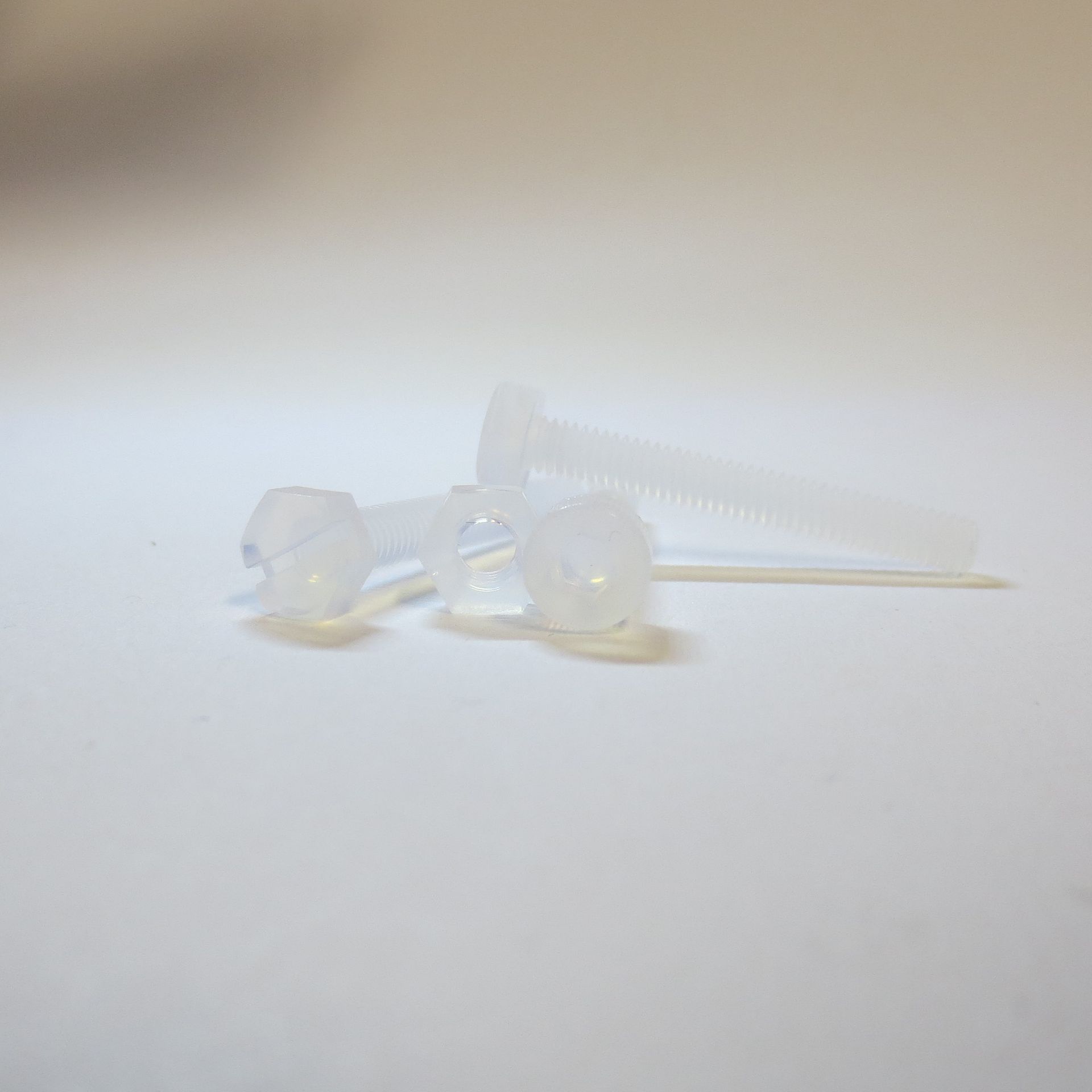 Schrauben aus PFA kurzfristig bestellbar, transparente Schrauben, durchsichtige Schrauben