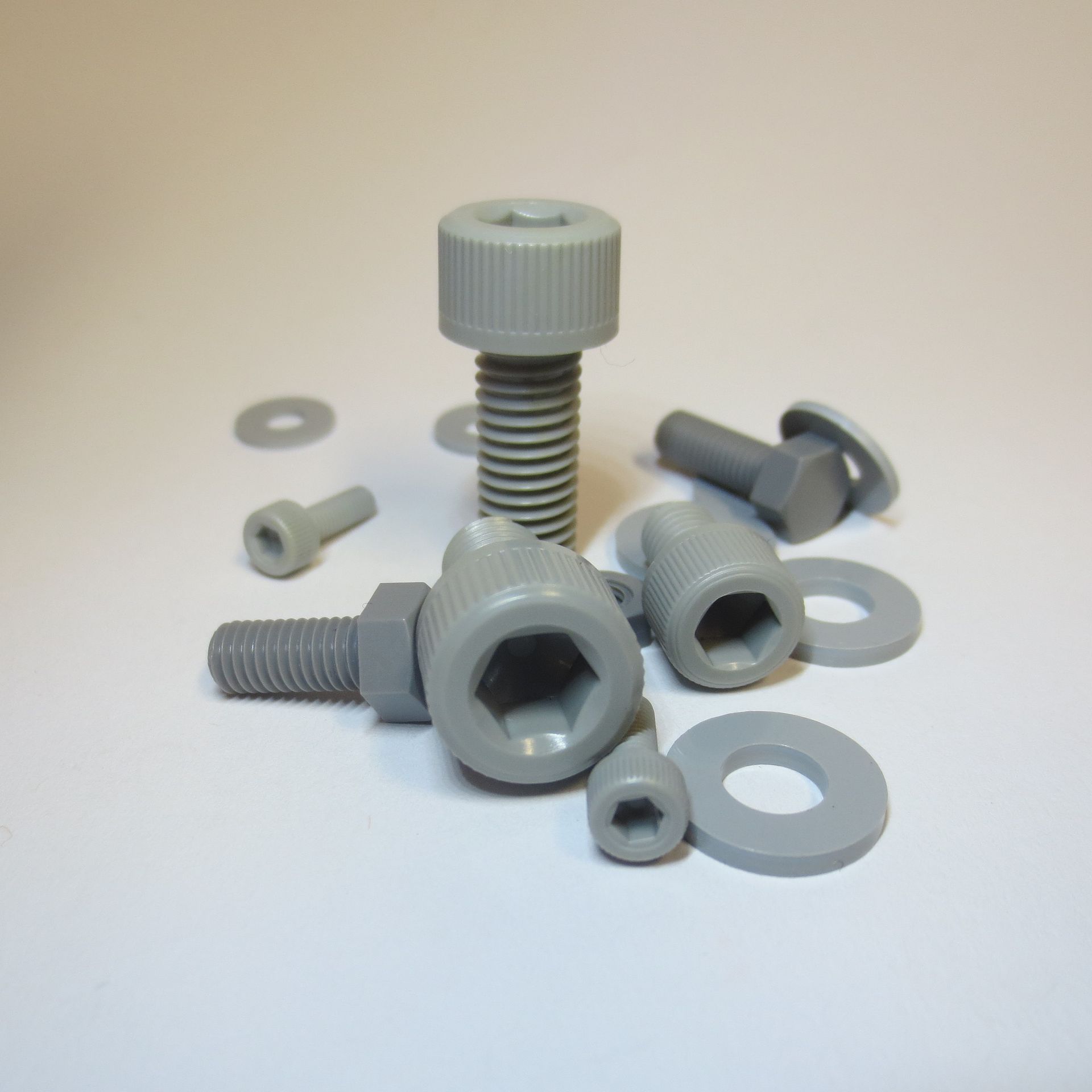 Schrauben aus PVC kurzfristig bestellbar