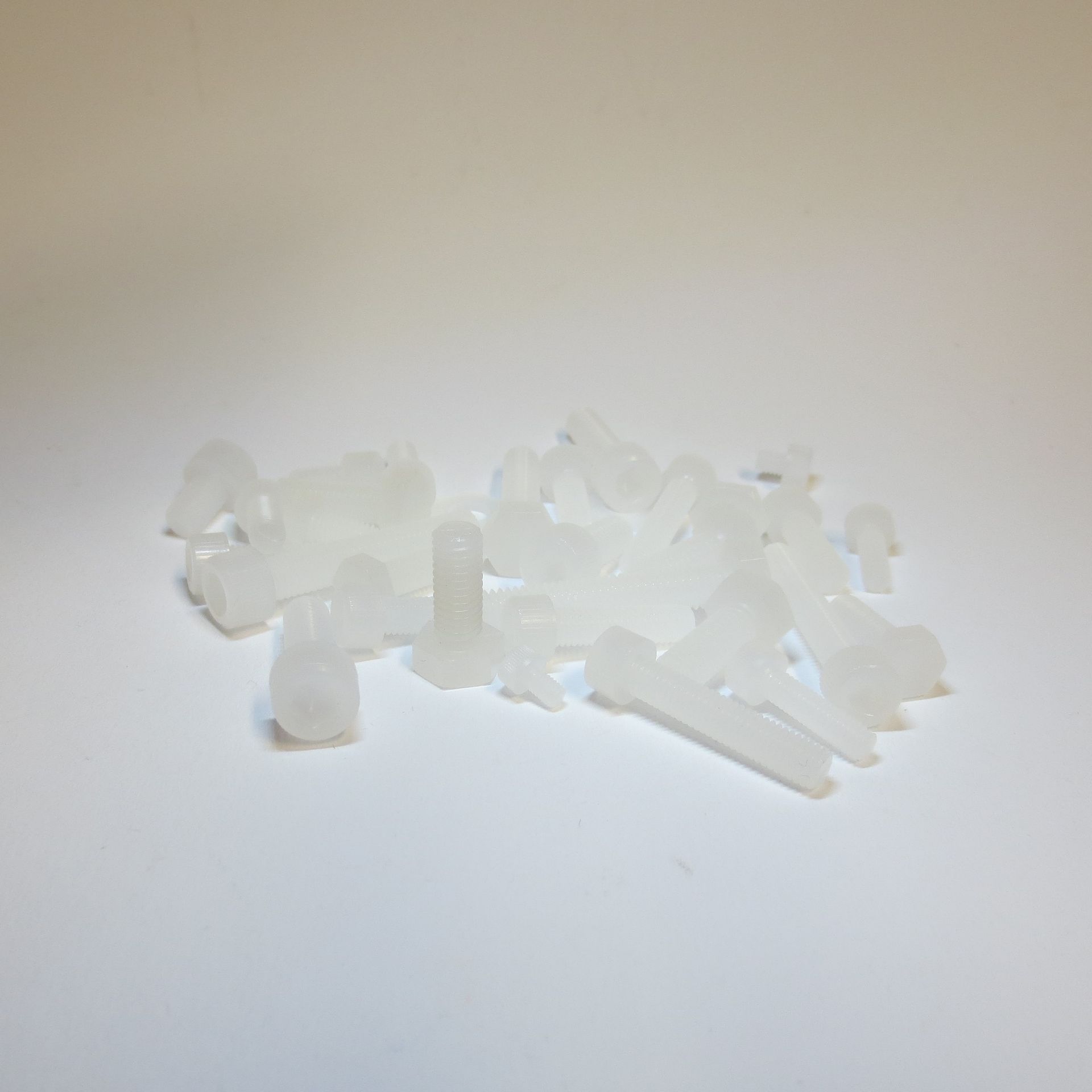 Schrauben aus PVDF kurzfristig bestellbar