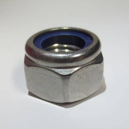 Sechskantmuttern mit nichtmetallischem Klemmteil (Polyamid), 
M 2 - M 30, auch in Feingewinde, 
in Stahl (Güte 6/8, G10) verzinkt, Edelstahl A2 und A4, schwarz chromatiert oder schwarz passiviert
(weitere Varianten auf Anfrage) 