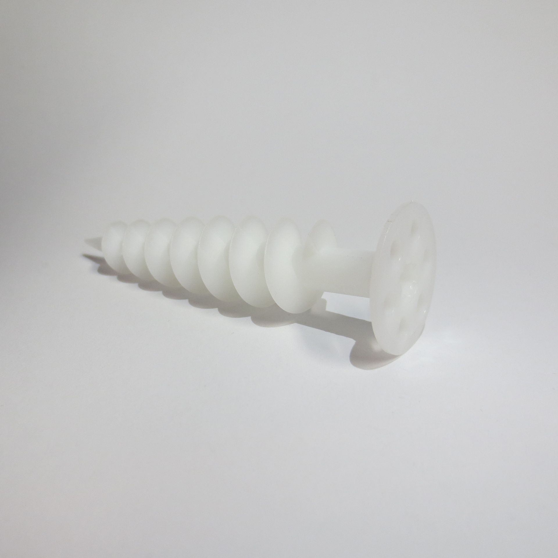 Briefkastenmontage, Montage von leichten Bauteilen an der gedämmten Fassade