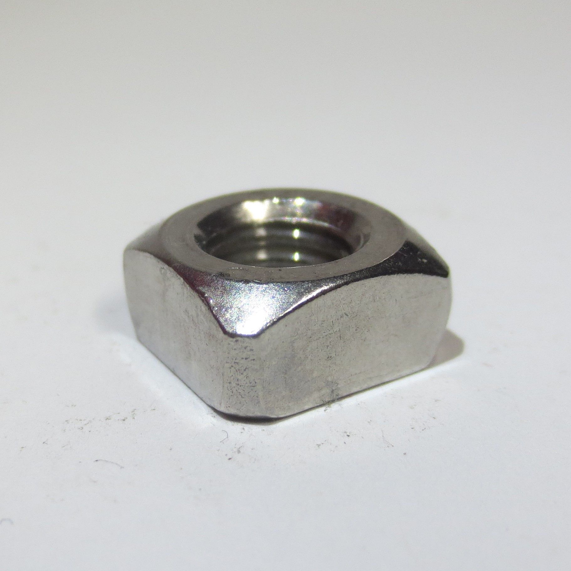 Vierkantmutter, 
M 4 - M 16, 
in Stahl verzinkt und Edelstahl A2
(weitere Varianten auf Anfrage)