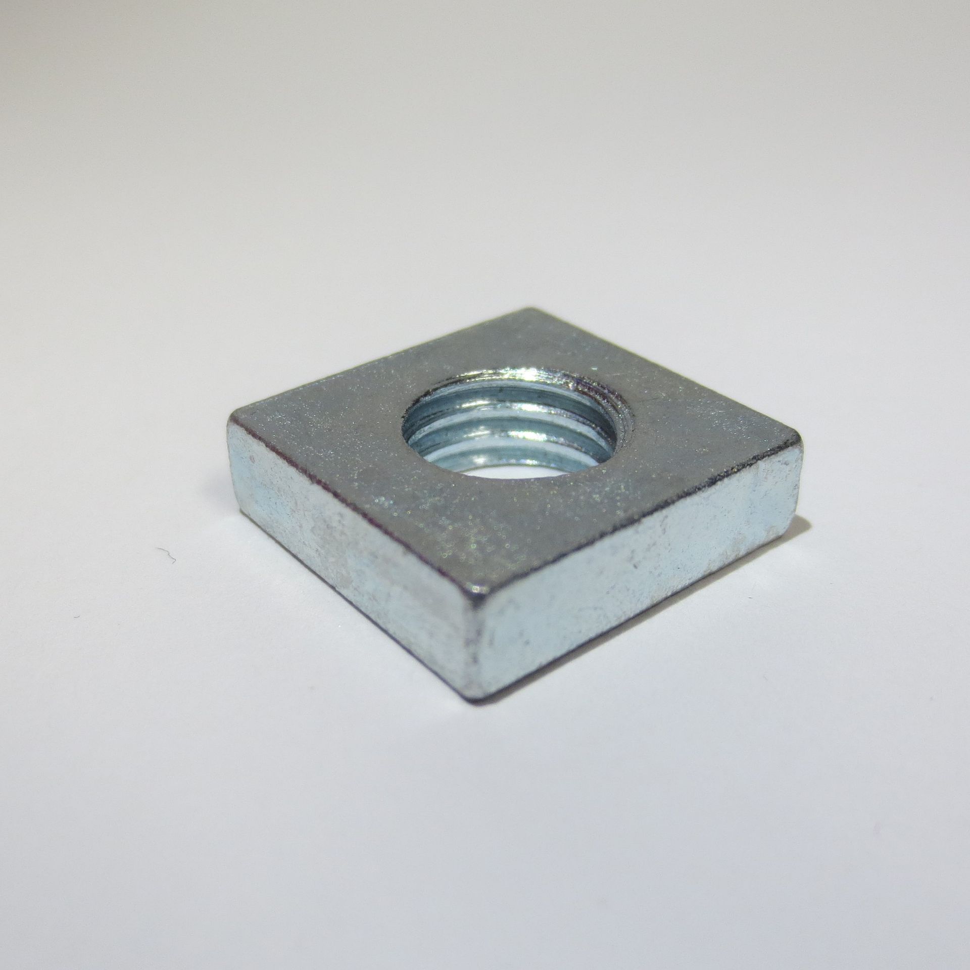 Vierkantmutter niedrige Form, 
M 2- M 8, 
in Stahl verzinkt, Messing und Edelstahl A2
(weitere Varianten auf Anfrage)
