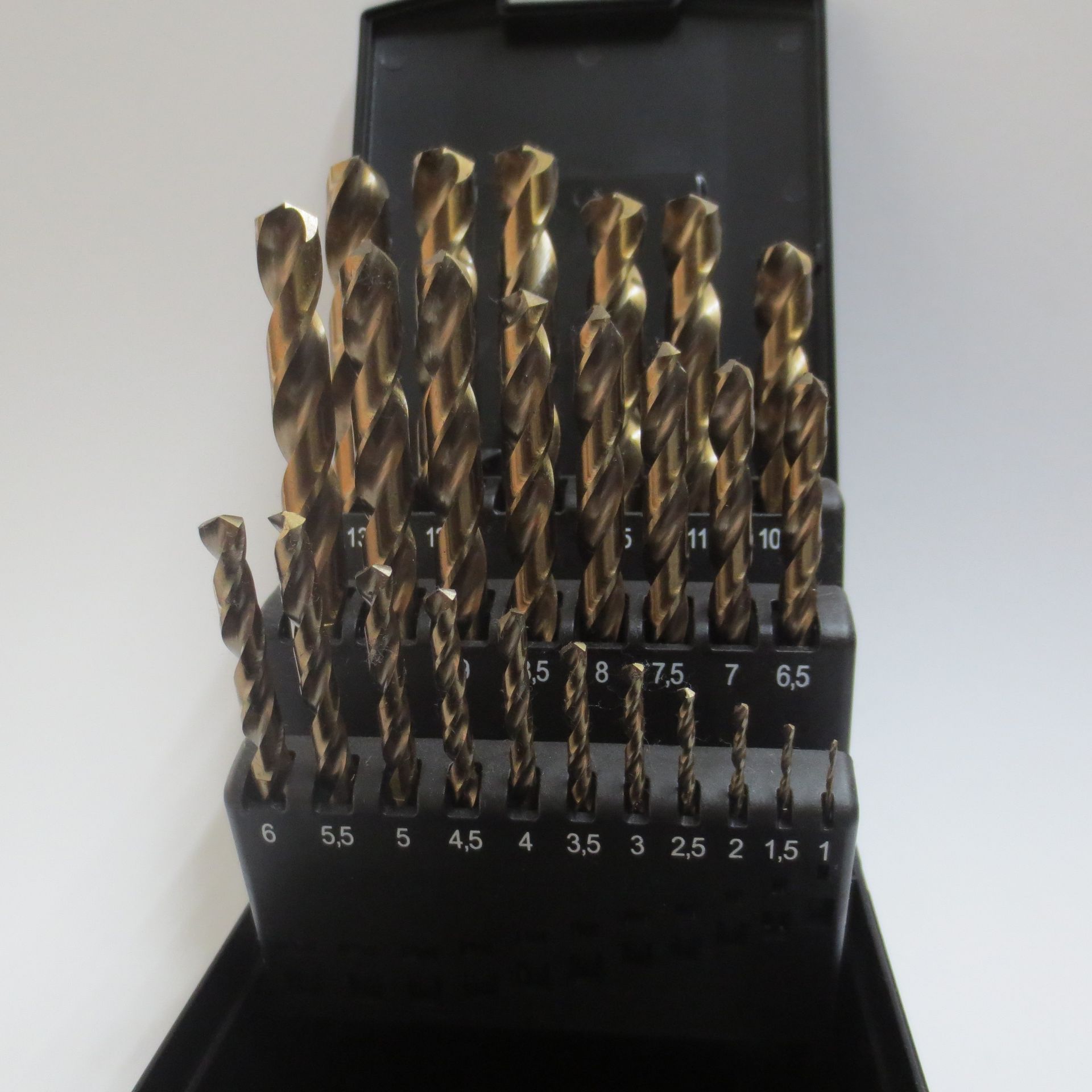 Spiralbohrersatz, HSS-Co 5%
DIN 338 Typ N 
25-teilig 
Ø 1-13mm 
Abstufunge 0,5mm 