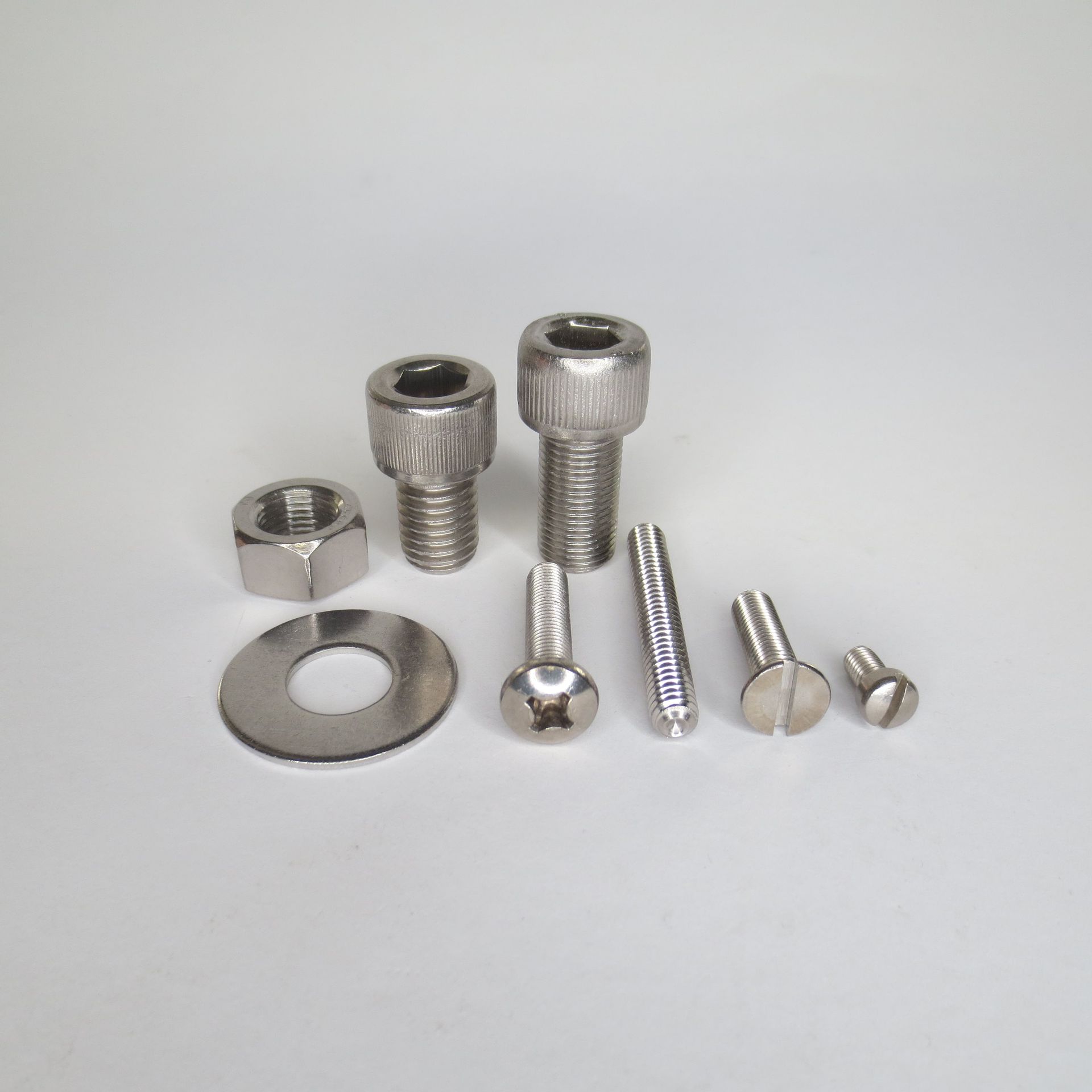 Beratung und persönlicher Kontakt, Schrauben, Muttern, Nieten, Scheiben, Bolzen, Gewindestücke, Gewindestangen, Spezialanfertigungen, Sonderoberflächen