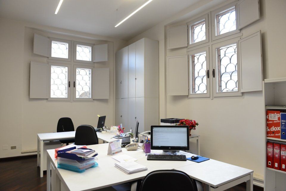 Computer su scrivania