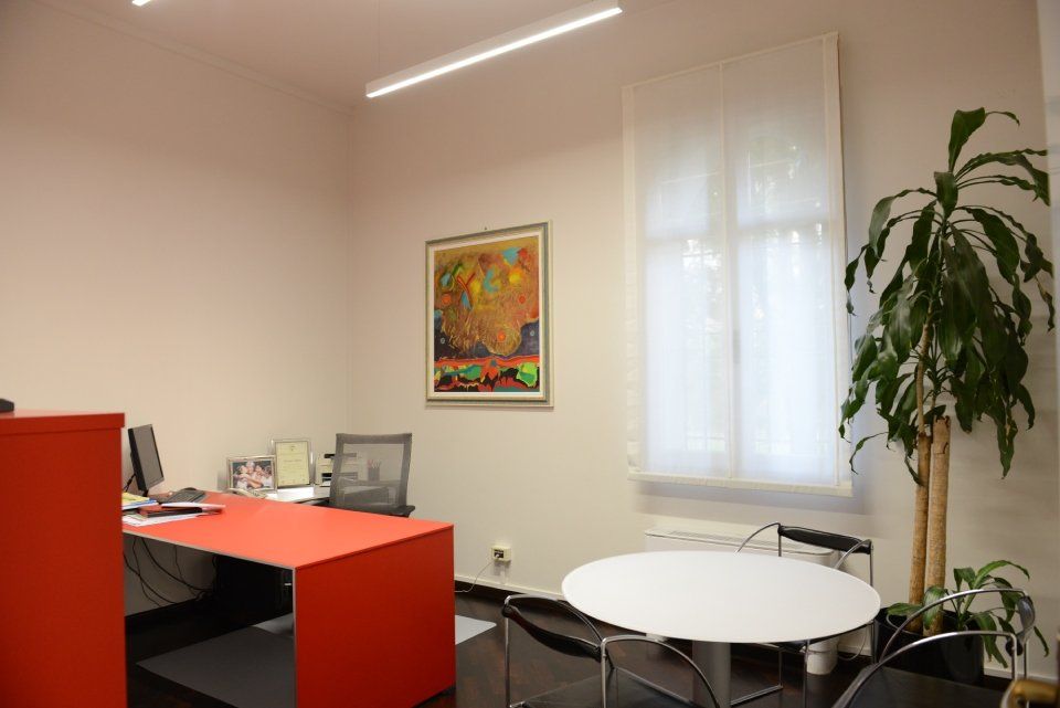 Tavolo rosso e tavolo bianco