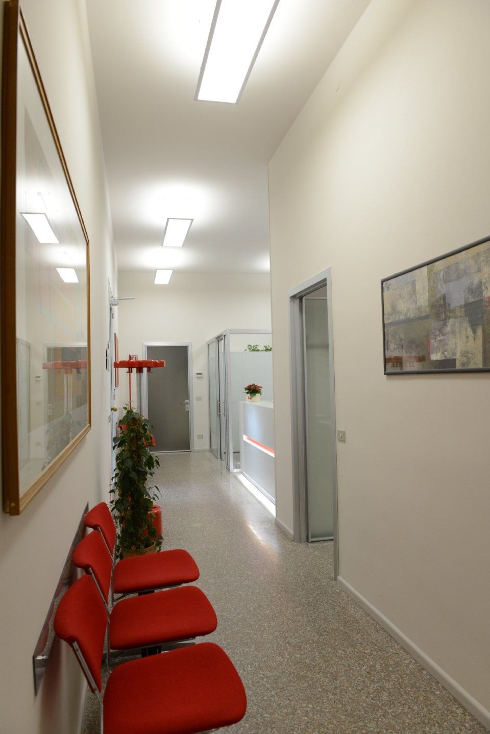 Corridoio con poltroncine rosse