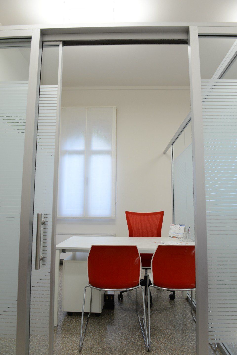 Saletta con sedie rosse