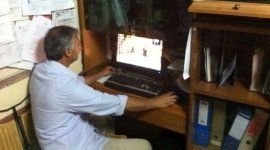 una persone mentre la lavora al pc