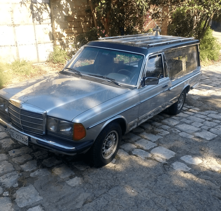 veicolo a motore per il trasporto funebre