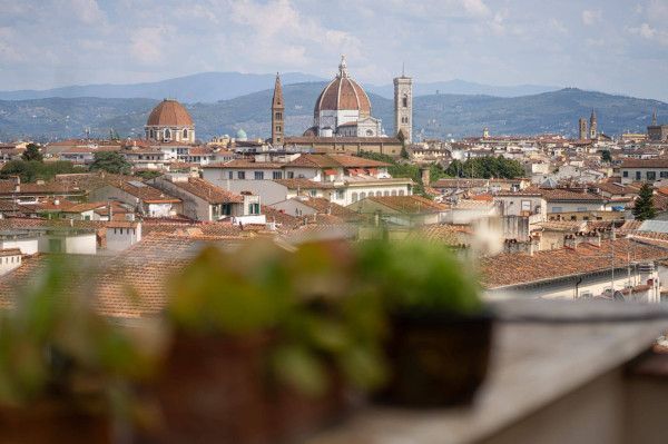 Firenze Attico con terrazza abitabile
Via Montebello pressi, proponiamo luminoso attico posto al sesto piano con ascensore. L’immobile è situato all’interno di un bel palazzo precedentemente dotato di portiere ed è composto da ampio ingresso con soggiorno ampio con balcone vista Firenze e monumenti, cucina abitabile, due camere matrimoniali con vista incantevole e due bagni finestrati. L’appartamento si sviluppa tutto sulla splendida cornice di Firenze e completa la proprietà un terrazzo abitabitabile.