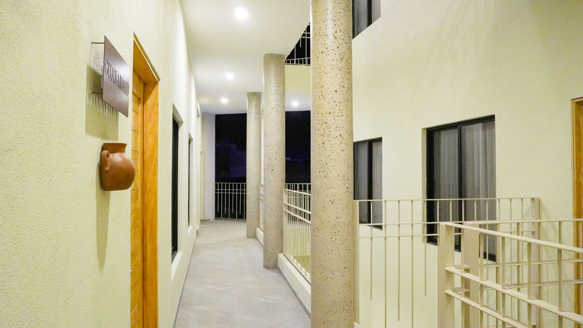 Un pasillo con un cartel en la pared que dice 'a'.