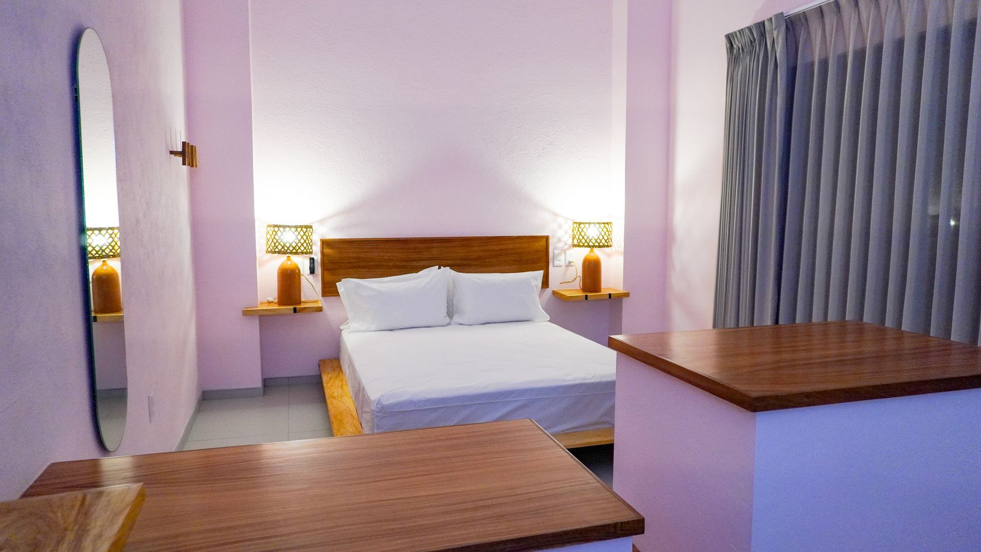 Habitación, cama. sala, tv, sillón, cortinas.