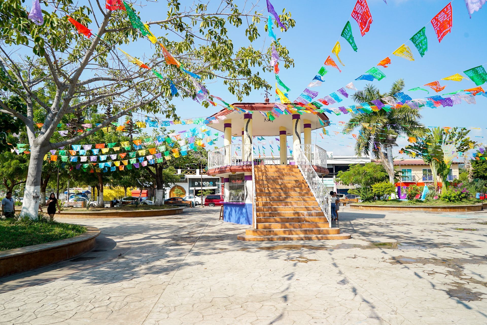 Un mirador en un parque decorado con banderas de colores.