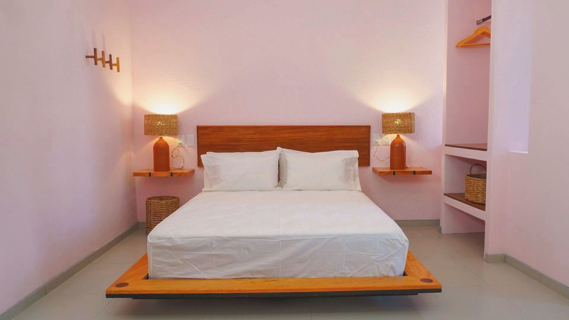 Un dormitorio con una cama y dos lámparas en la pared.
