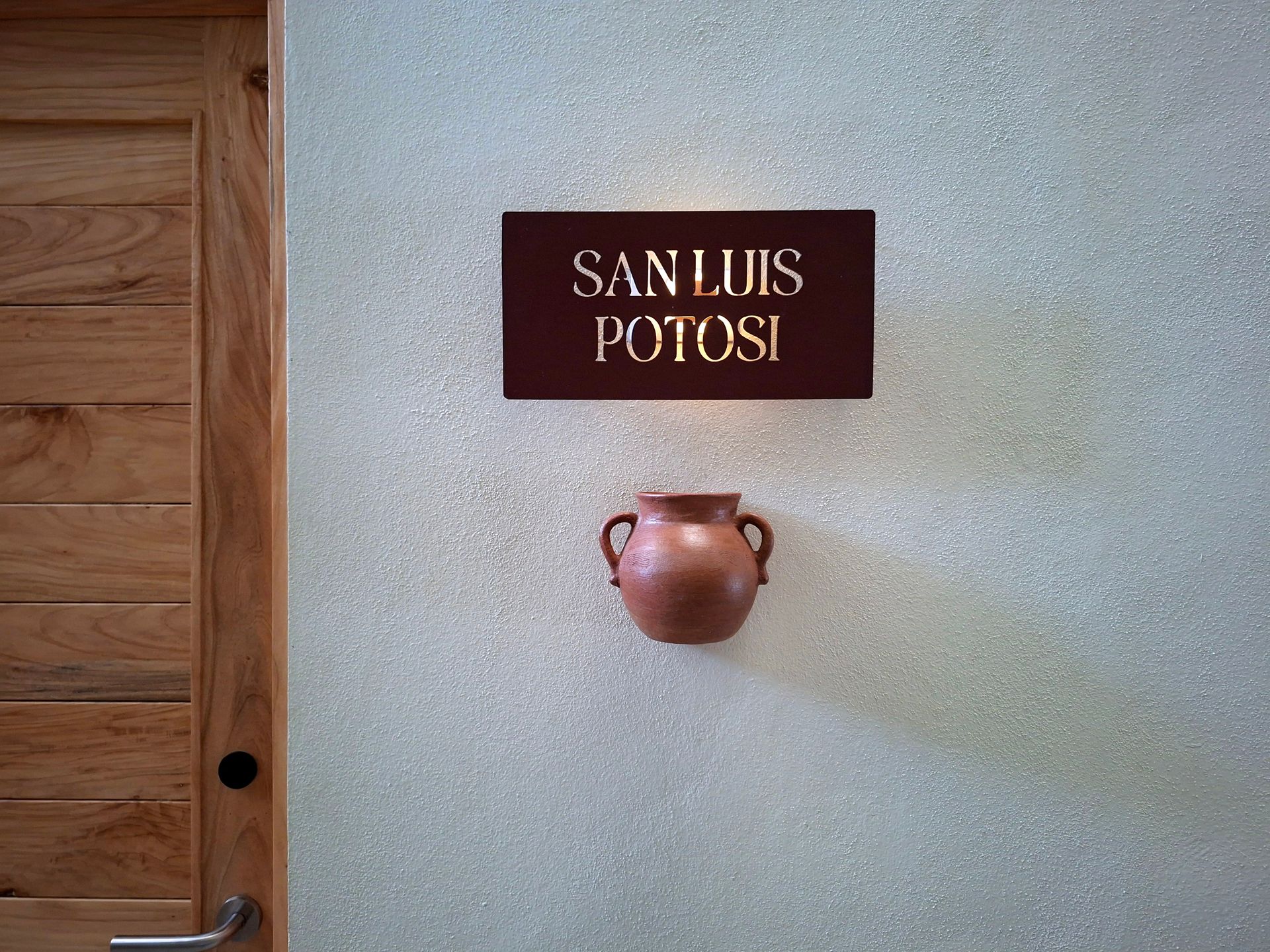 Letrero, cántaro, puerta