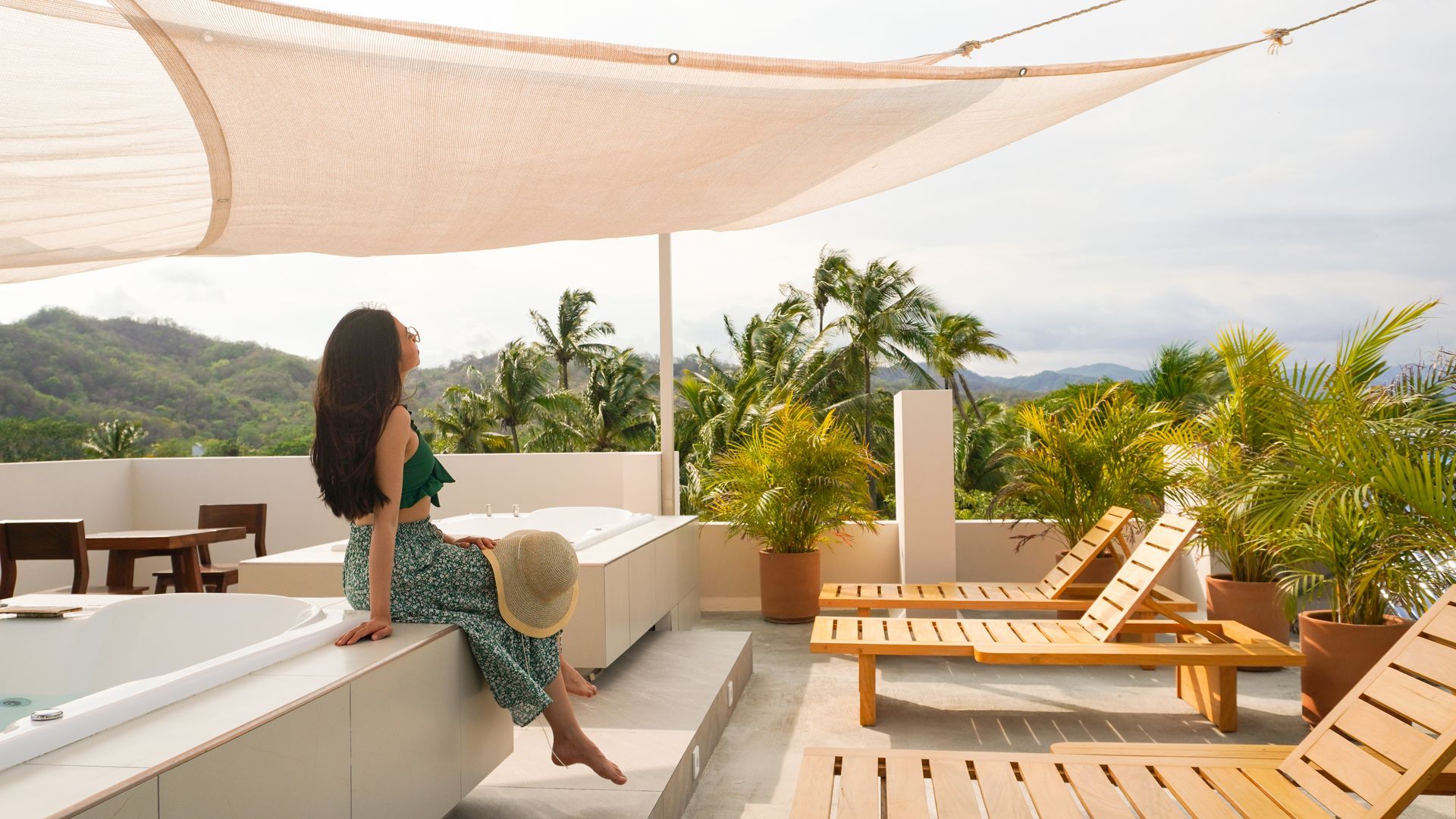 Huésped, jacuzzi, camastros.