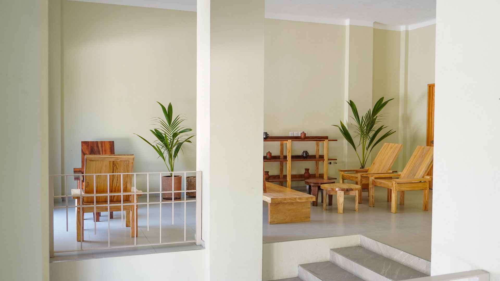 Una habitación con sillas y una planta dentro.