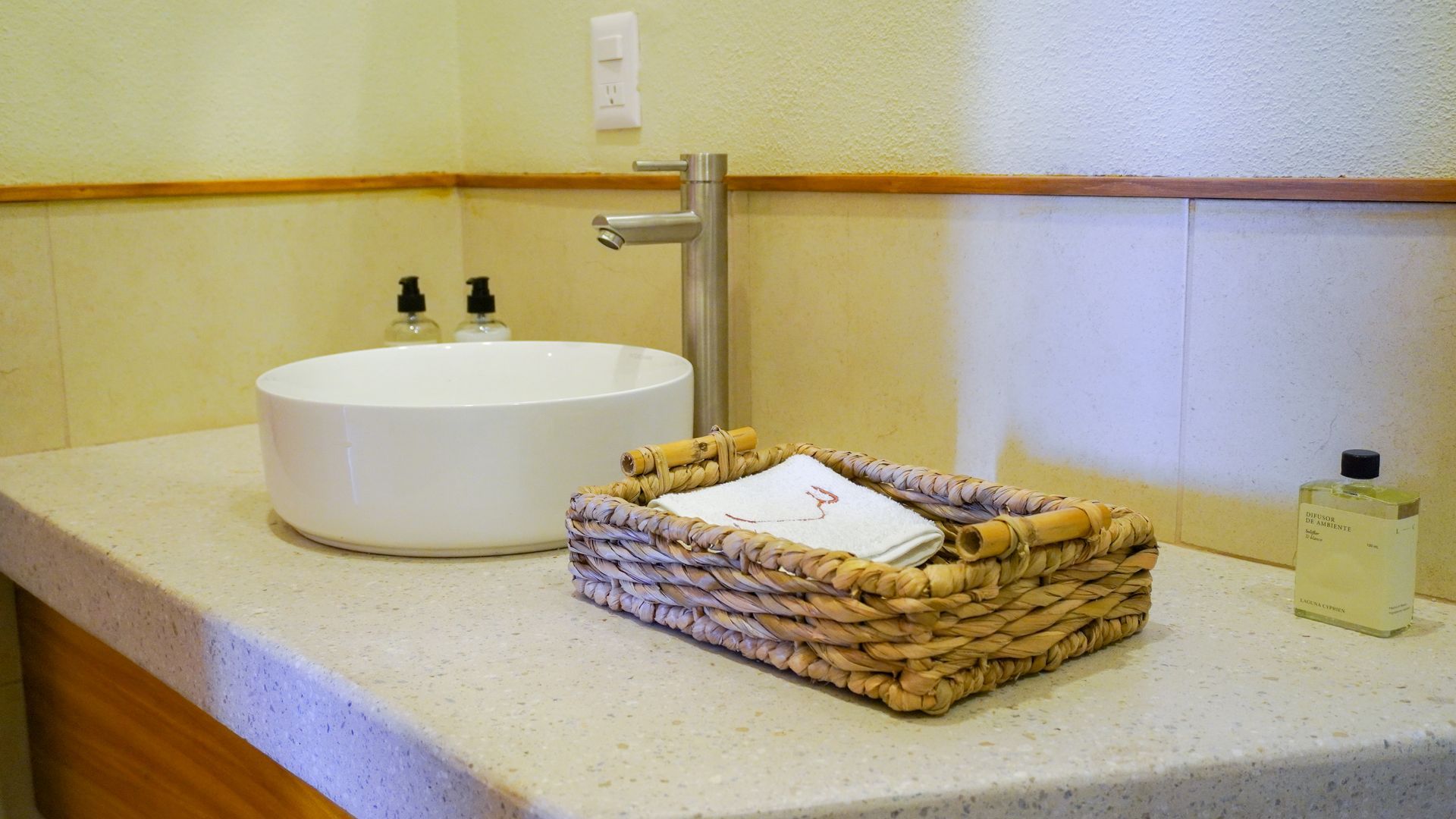 Bandeja, toallas, lavabo