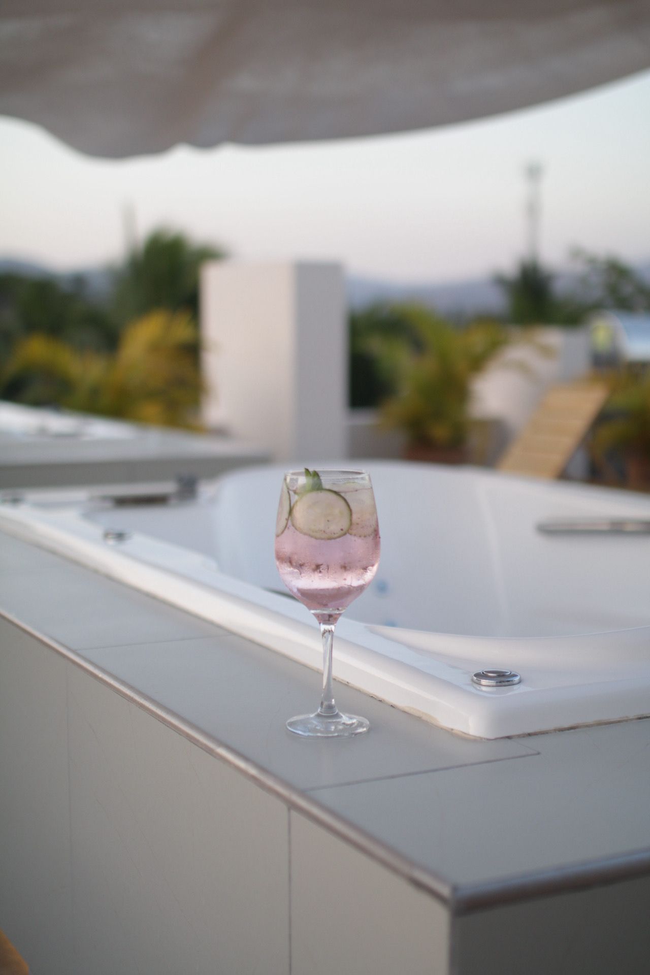 Bebida arriba del jacuzzi