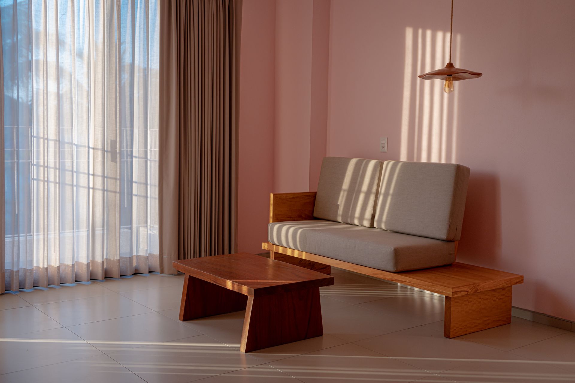 Un sillón doble, una mesa y una lámpara