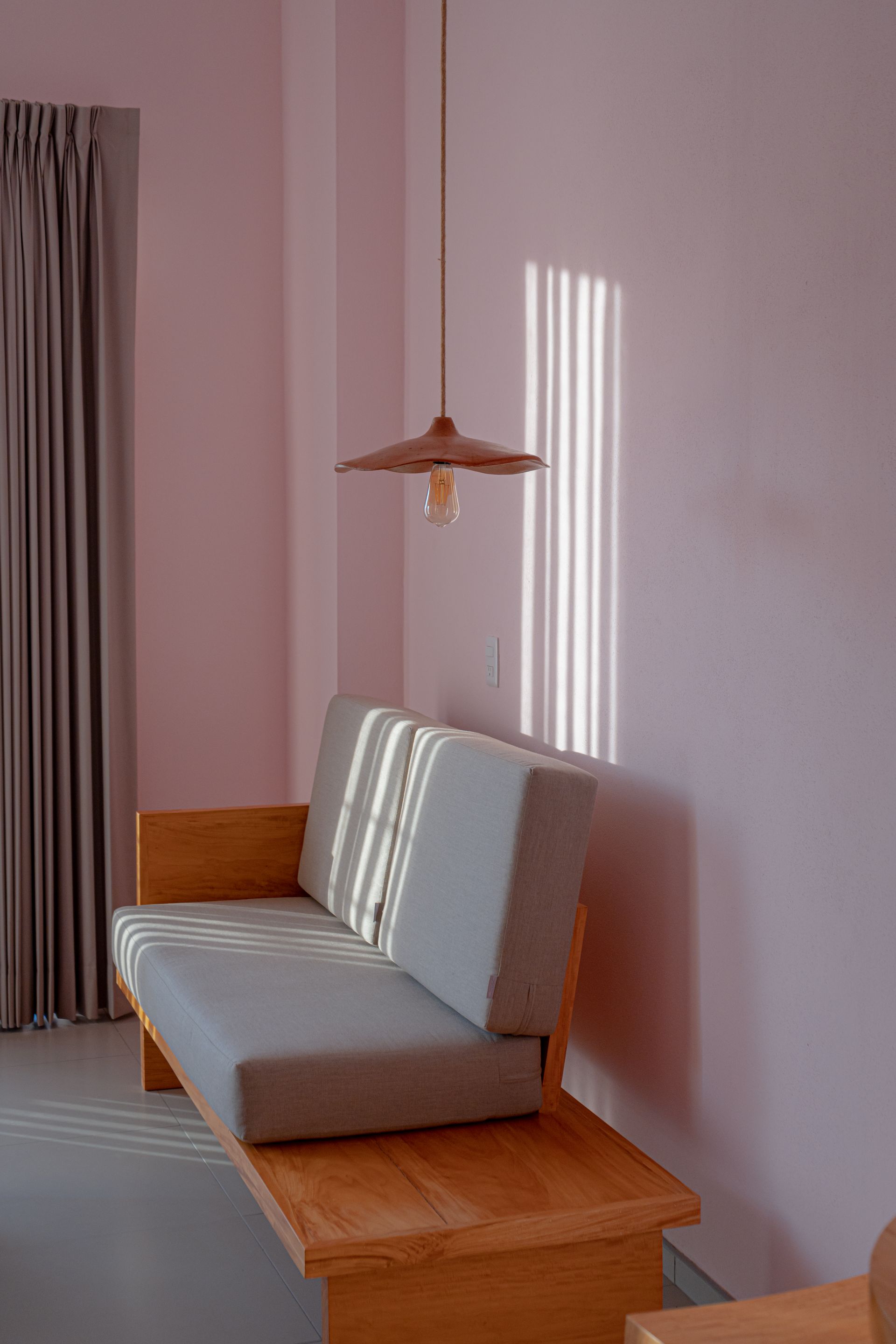 Un sillón doble, una mesa y una lámpara