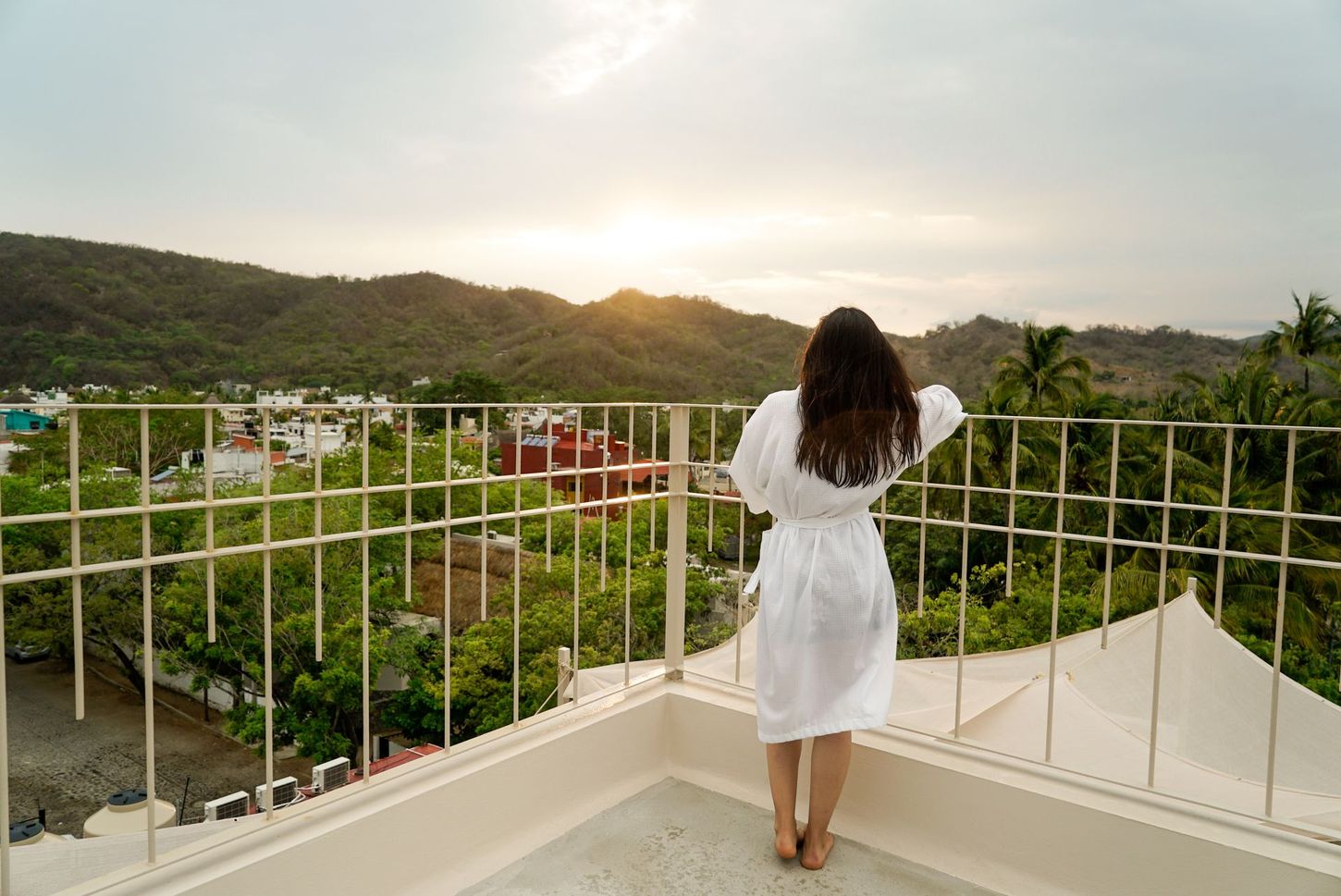Mujer mirando el horizonte