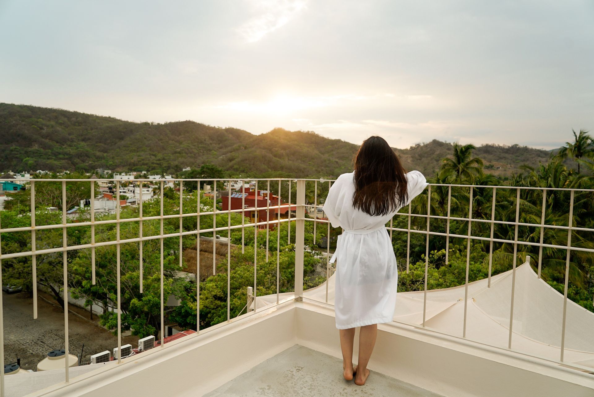 Mujer mirando el horizonte