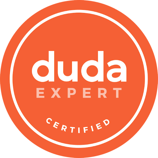 An orange circle with the words duda expert certified on it