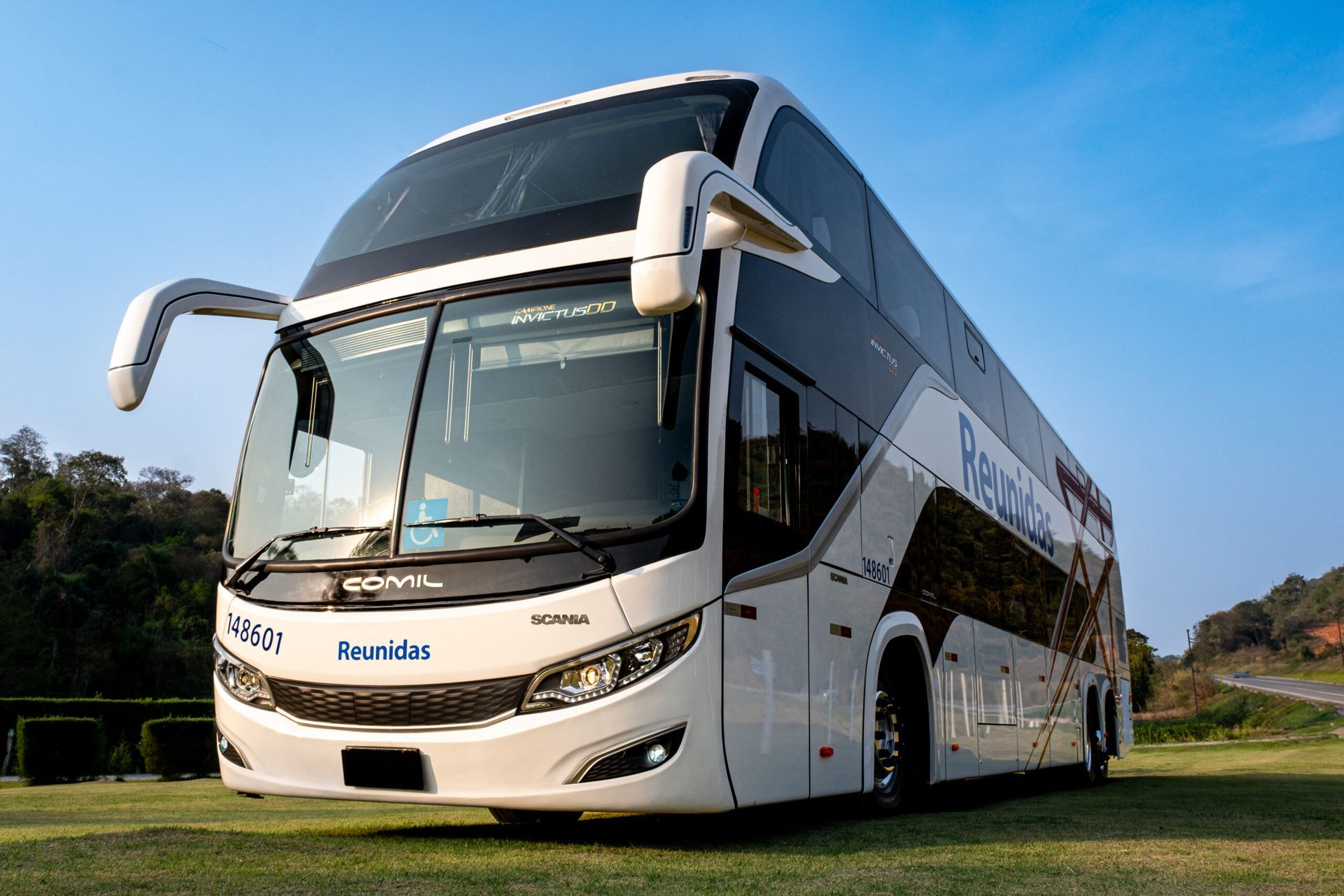 Ônibus da Expresso Nordeste estacionado em frente ao Beto Carreiro
