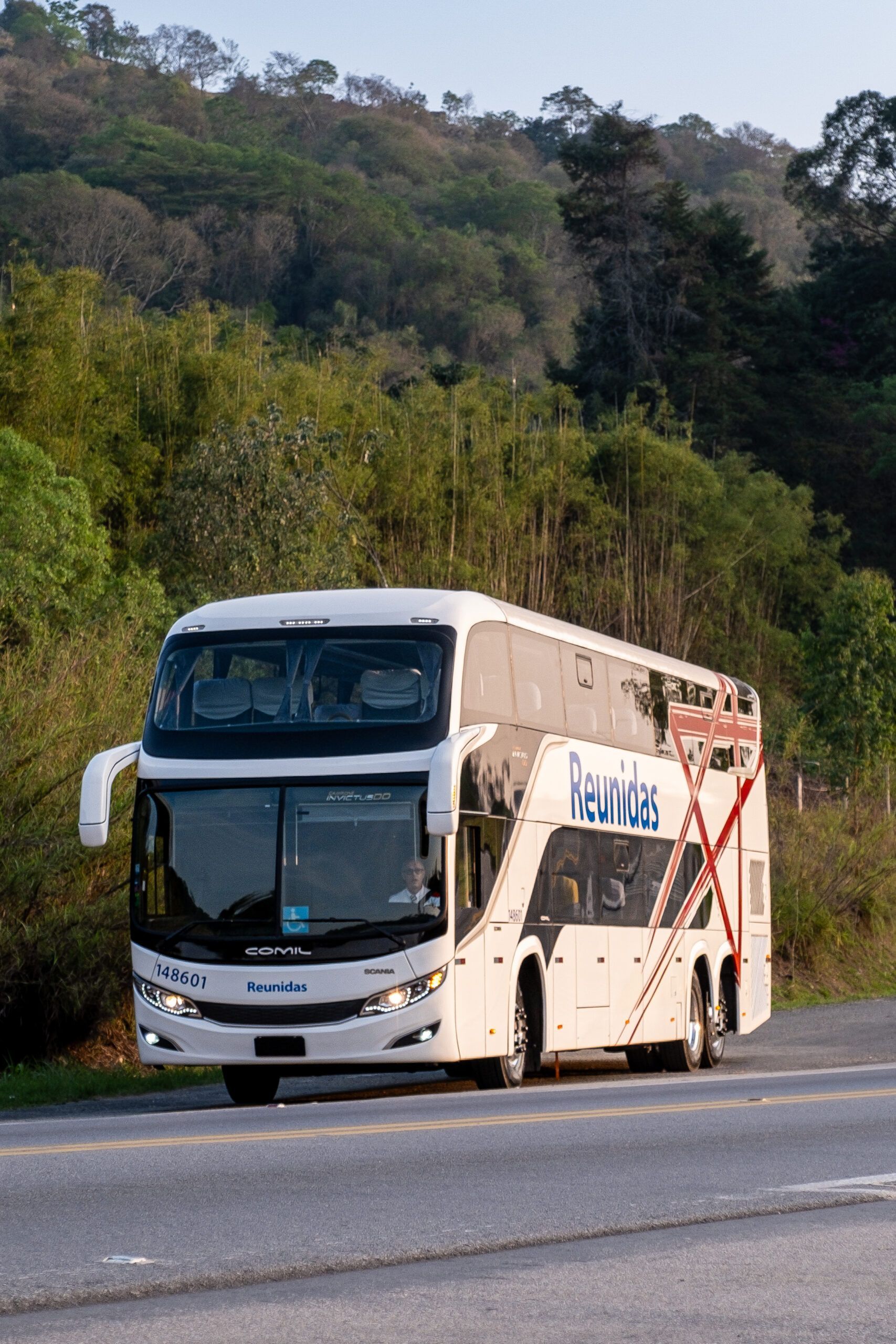 Ônibus da Expresso Nordeste estacionado em frente ao Beto Carreiro