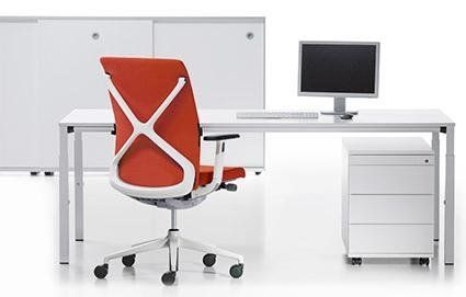 scrivania con sedia rossa