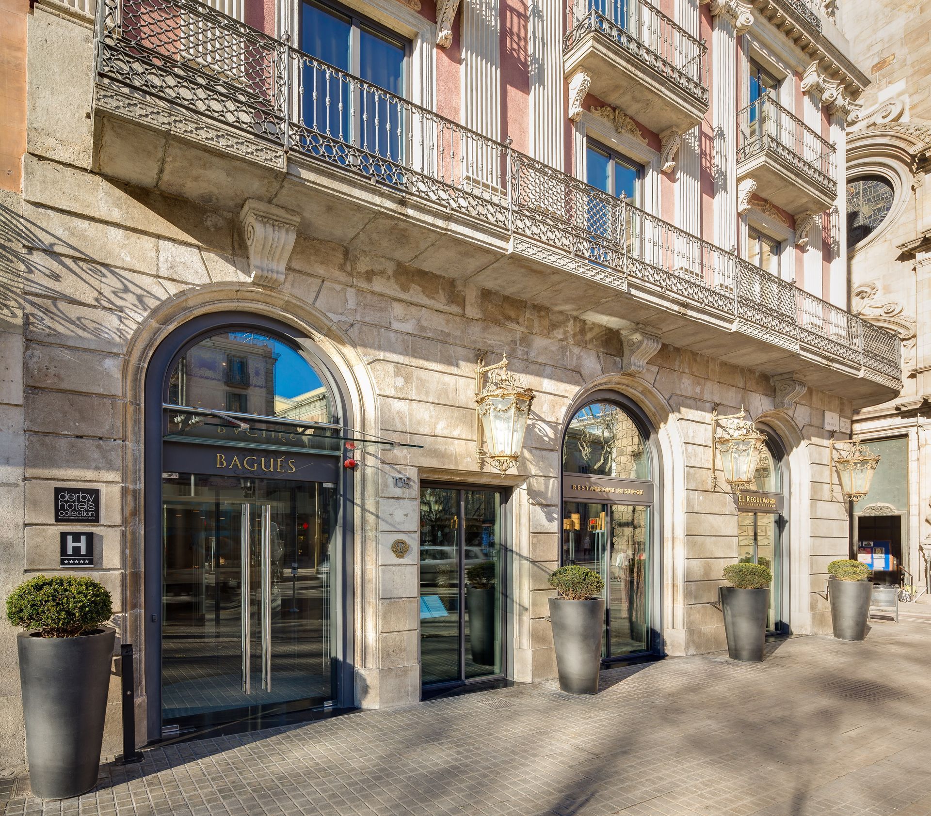 A large building with a sign that says ' hotel ' on it at Hotel Bagués in Barcelona, Spain.