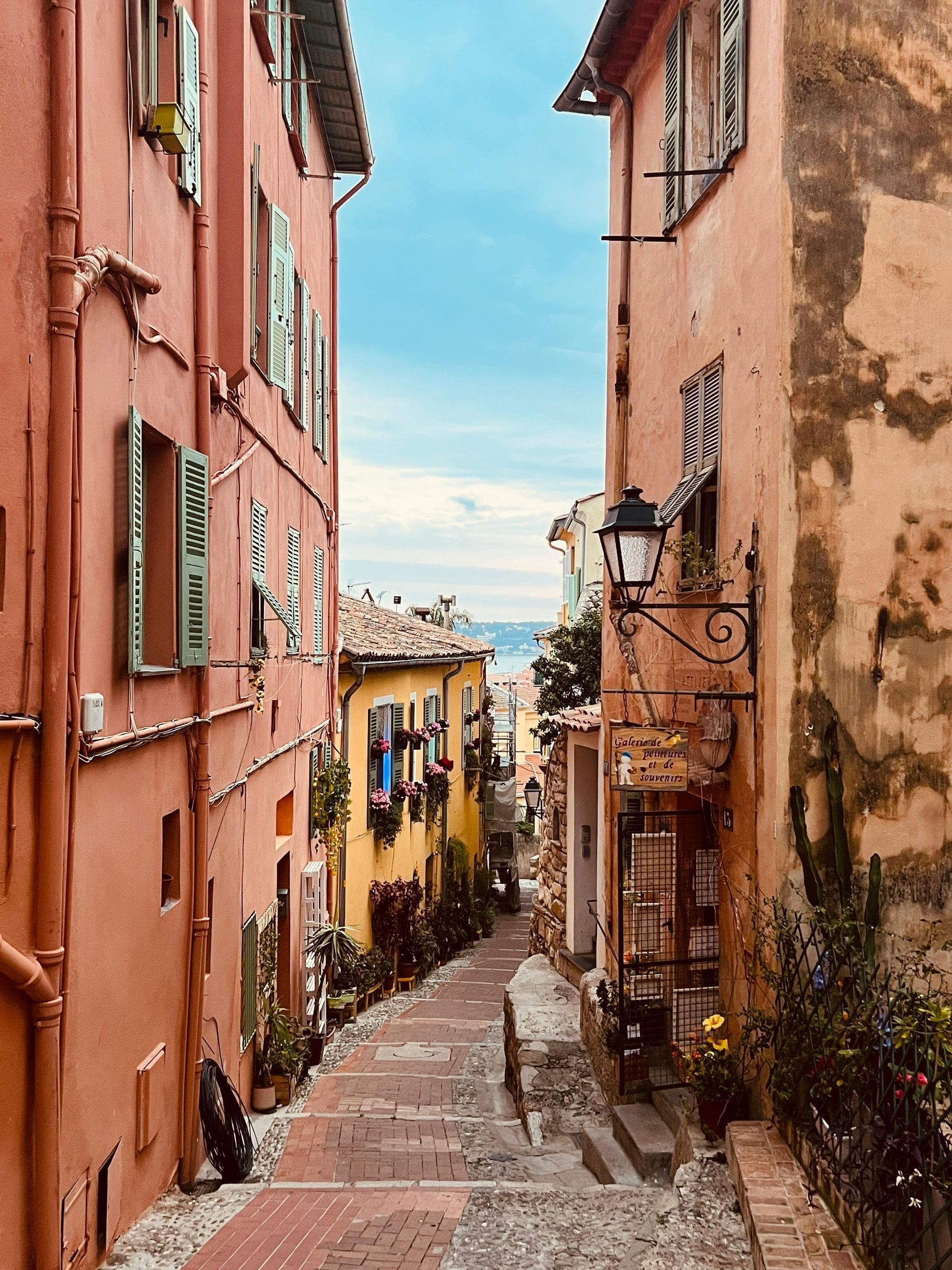 A narrow alleyway between two buildings in a city in Côte d’Azur.