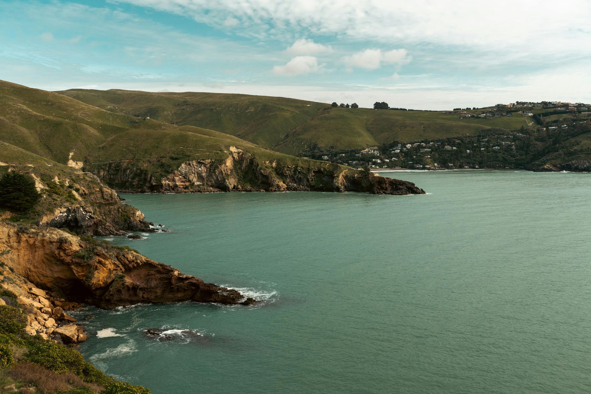 A large body of water surrounded by mountains and cliffs in New Zeland.