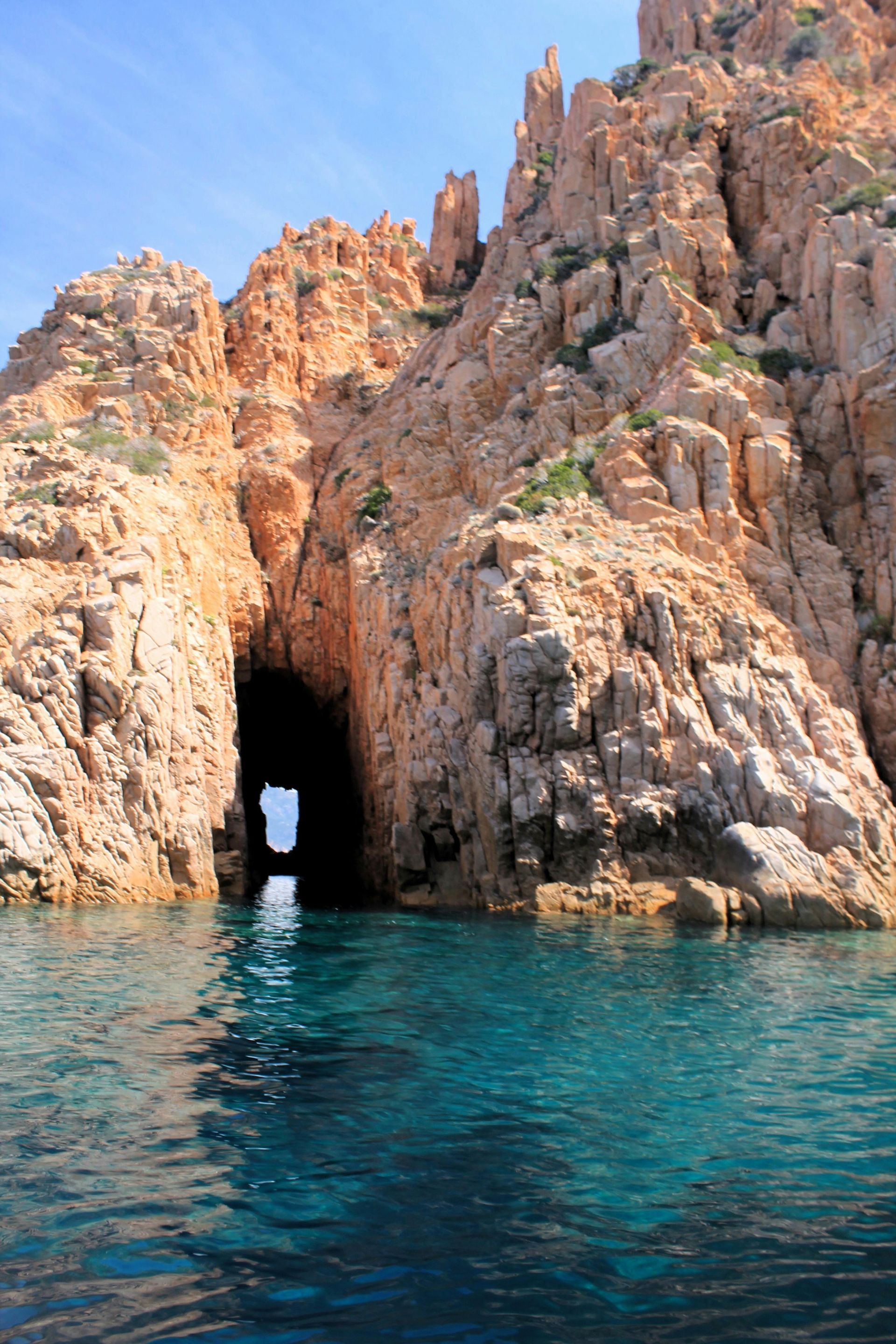 There is a cave in the rocks in the middle of  Côte d’Azur.