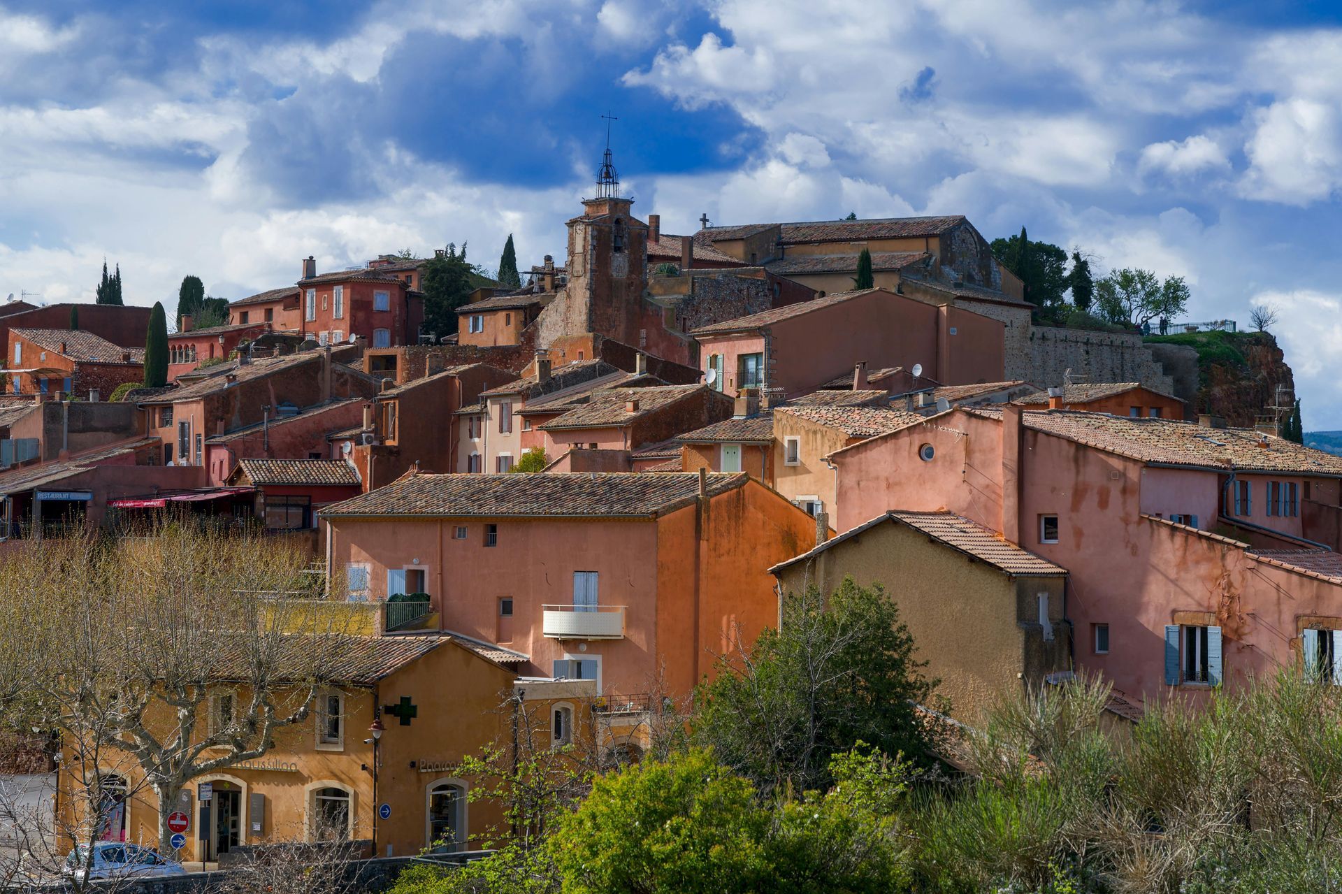 A row of houses are sitting on top of a hill in Aix-en-Provence.