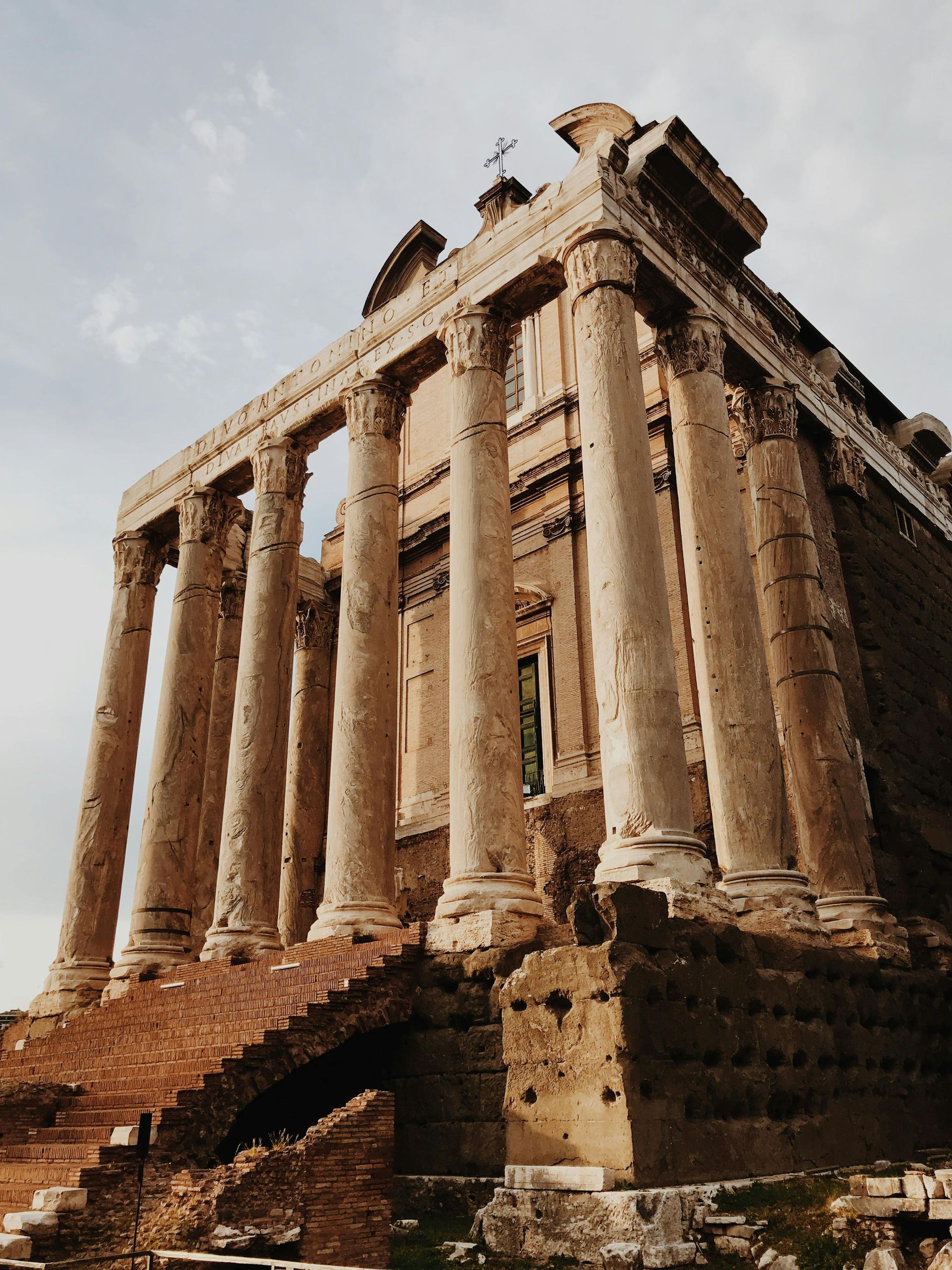 A large building with columns and stairs leading up to it in Rome, Italy.