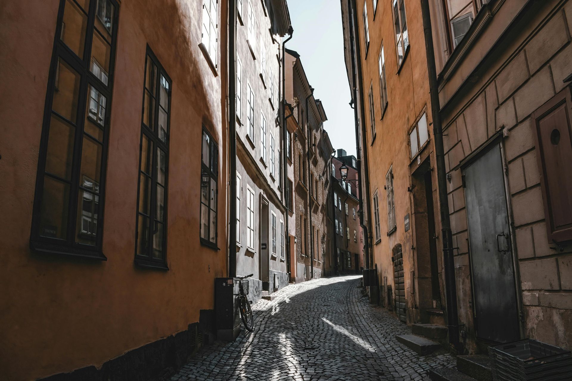A narrow cobblestone street between two buildings in Stockholm.