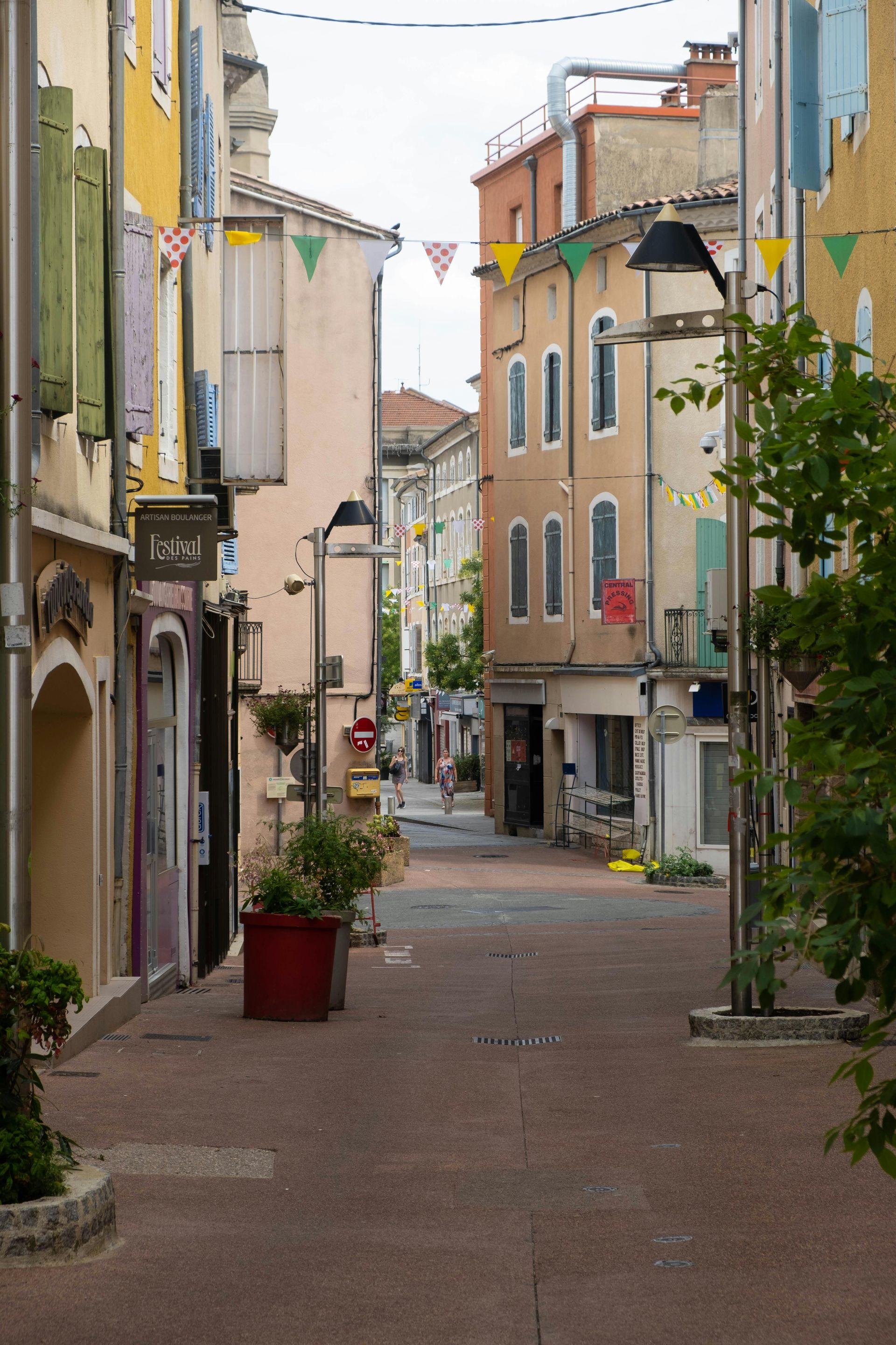 A narrow street with a sign that says cafe on it in Aix-en-Provence,