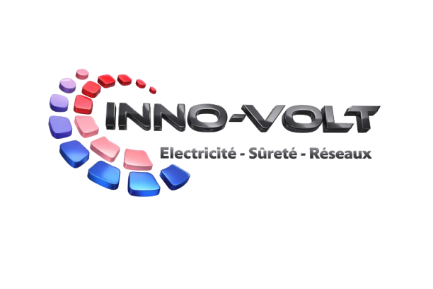 Une boîte électrique très en désordre est accrochée à un mur blanc.