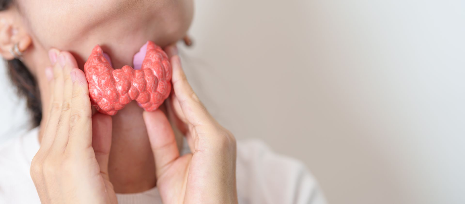 A experiência do cirurgião é o principal fator que reduz riscos como rouquidão, hipocalcemia e sangramento na cirurgia de tireoide. Cirurgião de cabeça e pescoço realizando tireoidectomia com monitoramento de nervos e preservação das glândulas paratireoides.