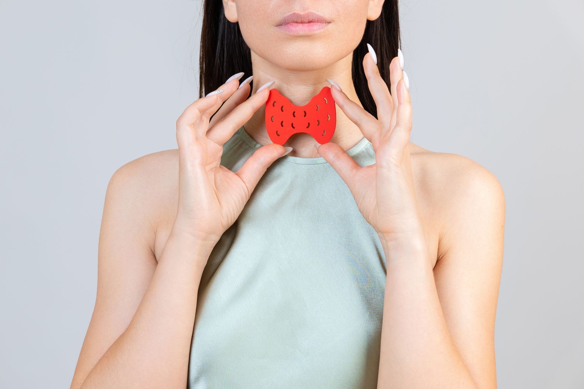 A preservação das paratireoides é decisiva para o equilíbrio do cálcio no pós-operatório e depende diretamente da técnica e da experiência do cirurgião. Cirurgião identificando e preservando as glândulas paratireoides durante uma cirurgia de tireoide para evitar hipocalcemia.