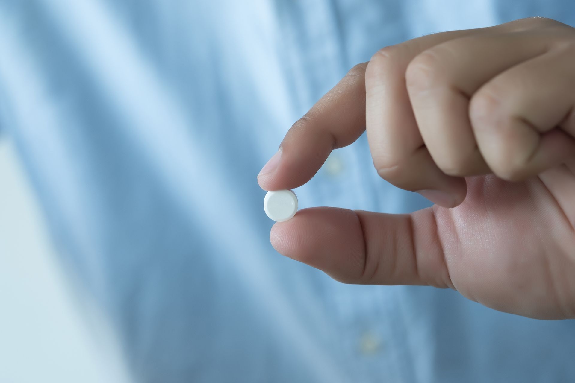 A Levotiroxina deve ser tomada em jejum e com água, evitando café, leite ou sucos, para garantir a absorção completa e o efeito adequado do tratamento. Paciente tomando comprimido de Levotiroxina em jejum com água, seguindo orientação médica para melhor absorção do hormônio tireoidiano.