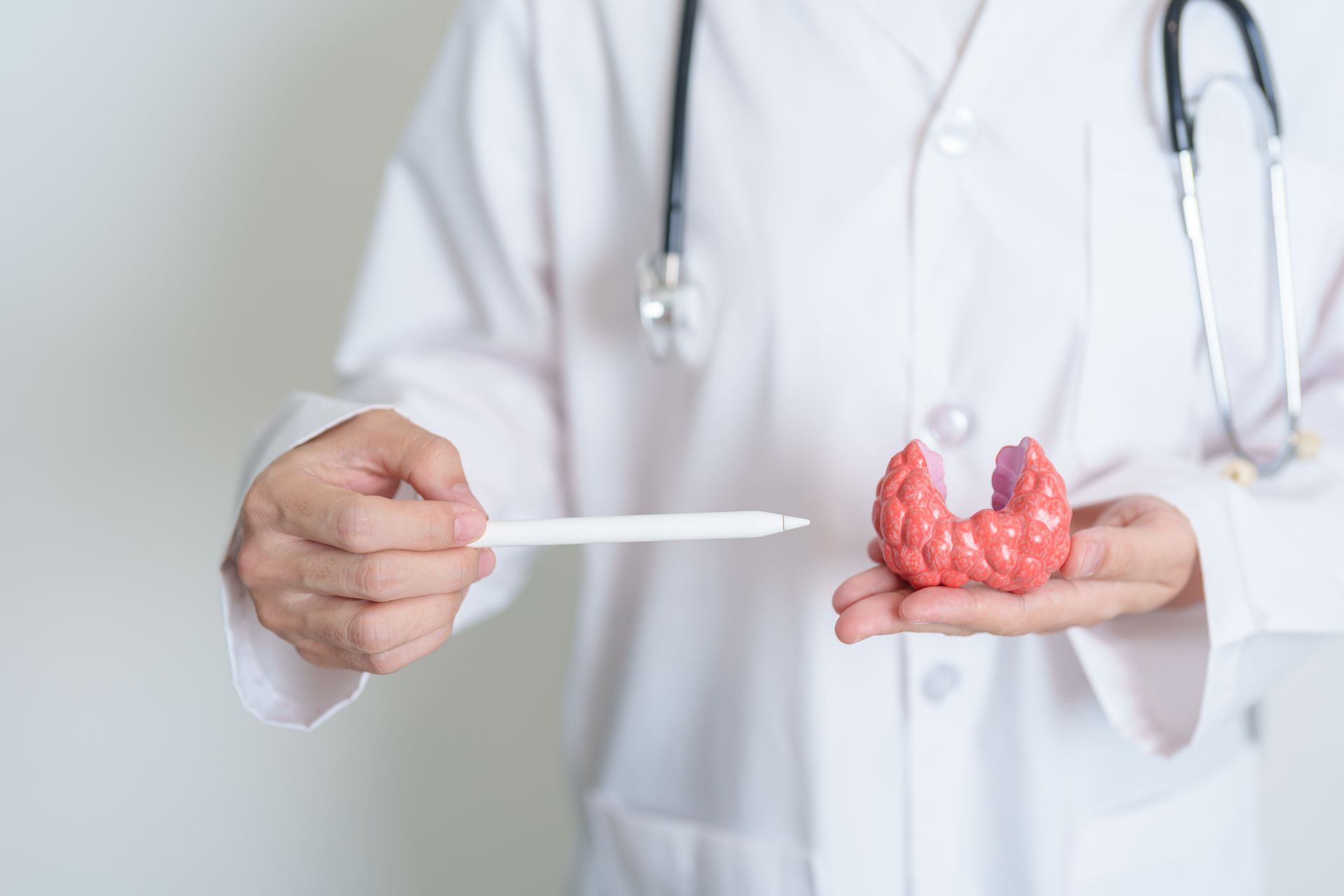 A decisão entre punção ou cirurgia depende da análise conjunta do ultrassom e do resultado da punção. Cada caso deve ser avaliado individualmente pelo especialista. Exame de ultrassom de tireoide com destaque para nódulo sendo avaliado por especialista para decisão entre punção ou cirurgia.