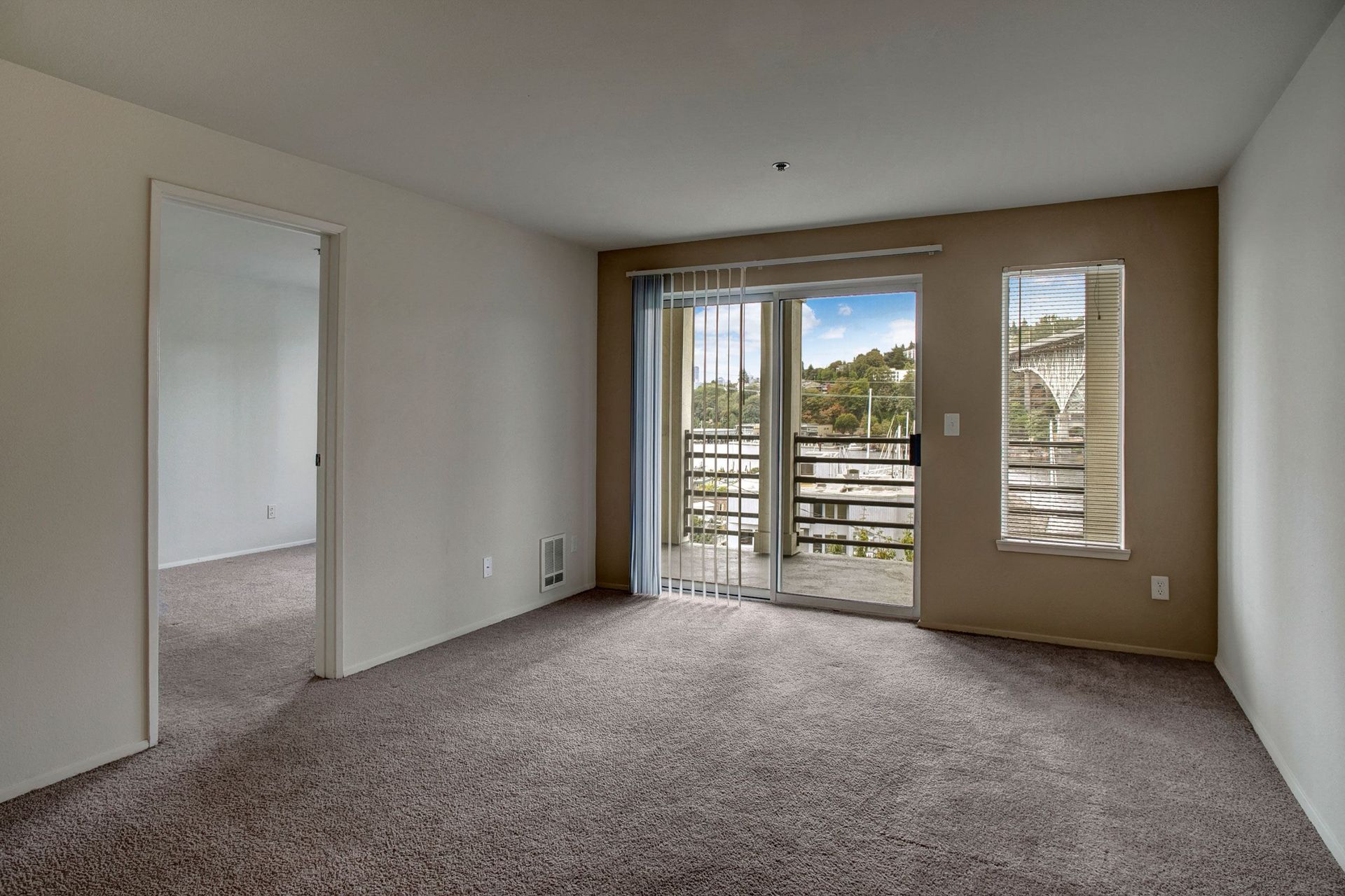St James Tower Living Room Apartments in Seattle, WA