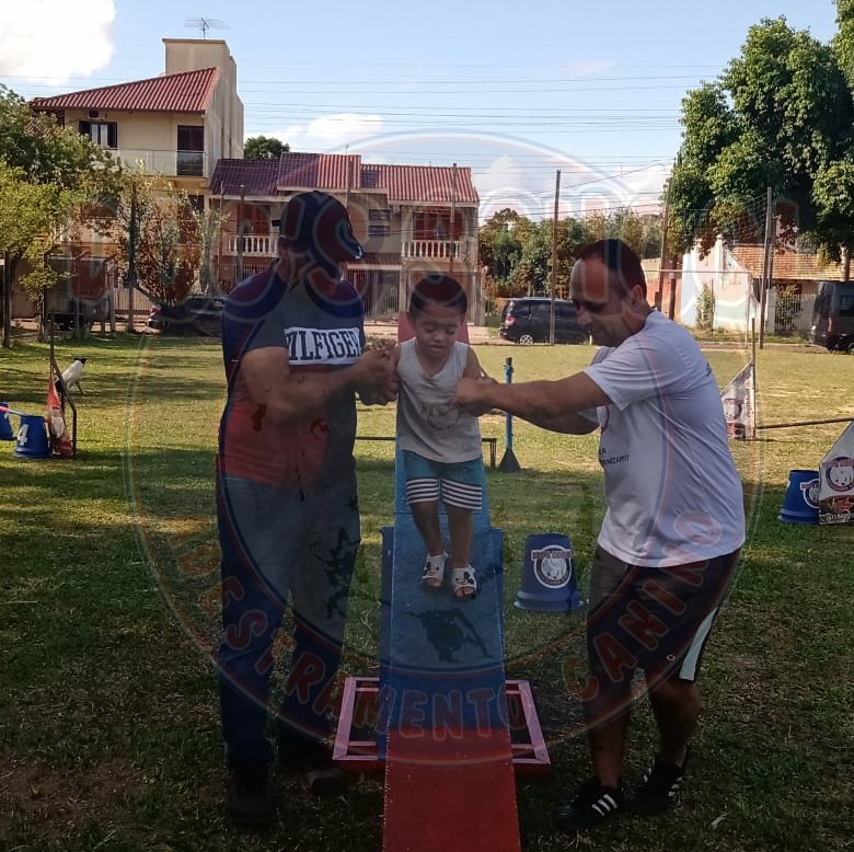 Esporte com uso de obstáculos de agility.