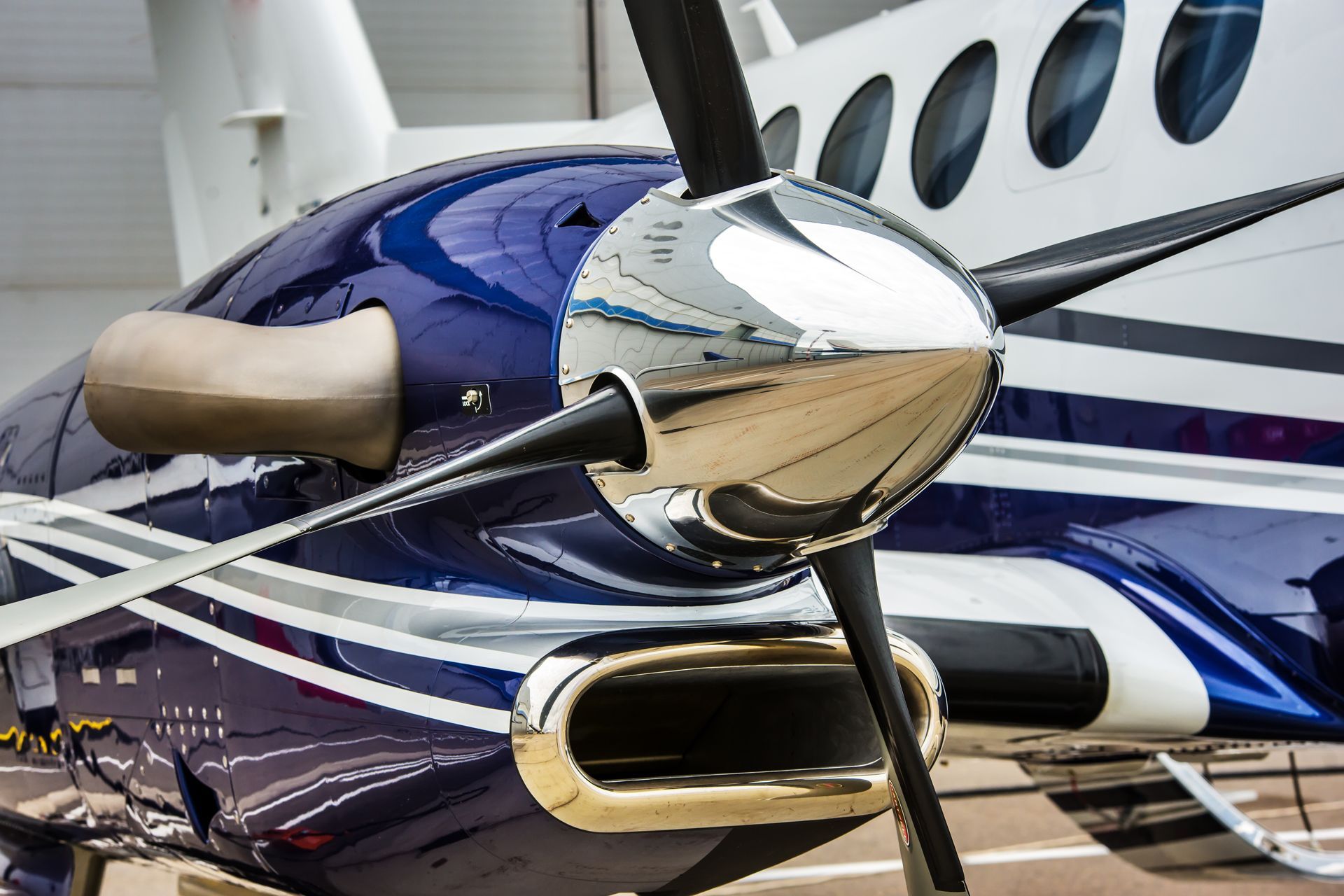 A close up of a propeller on a plane